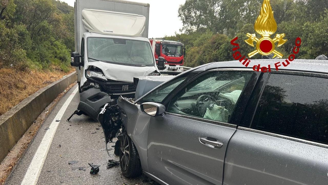Scontro frontale tra auto e furgone: sette feriti, interviene l’elisoccorso