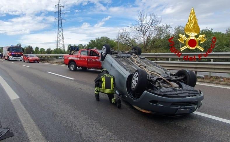Maxi incidente in tangenziale: un’auto si ribalta, due feriti