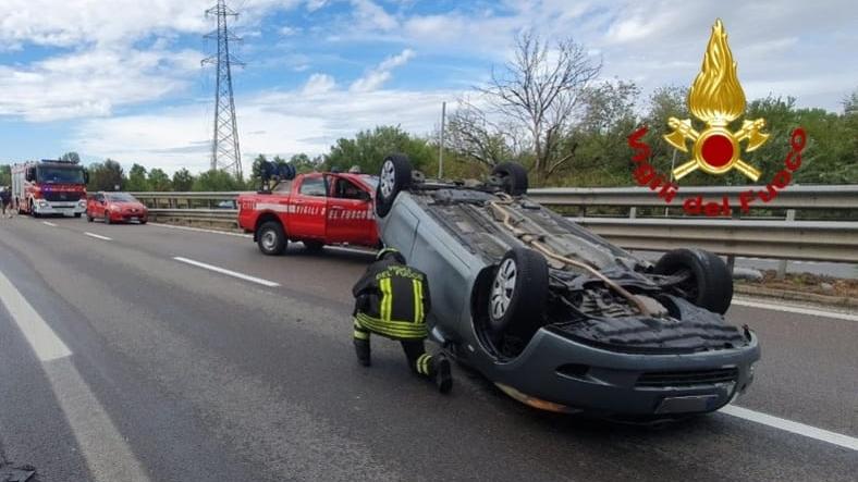 Maxi incidente in tangenziale: un’auto si ribalta, due feriti