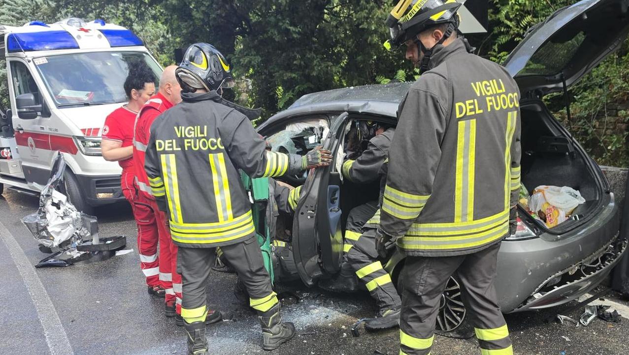 Incidente sulla Sr 325 a Cantagallo, frontale tra auto e furgone: due donne ferite