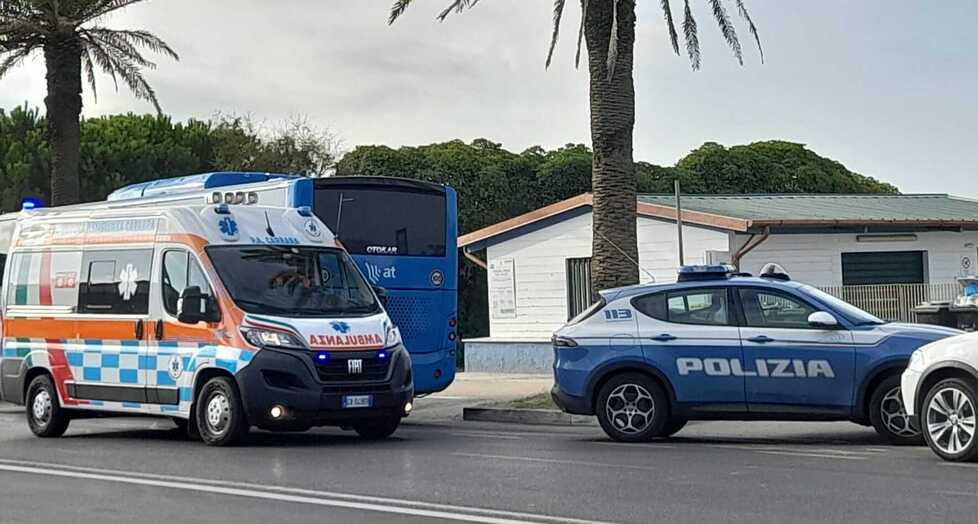 Schiaffo al bagnino da una madre e lite sulla spiaggia: «Vi racconto io cosa è successo»