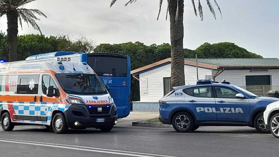 Polizia e 118 davanti all'ingresso della spiaggia