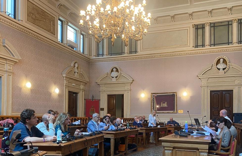 Livorno, verifiche in Comune sul maxi lampadario dopo la scossa di terremoto