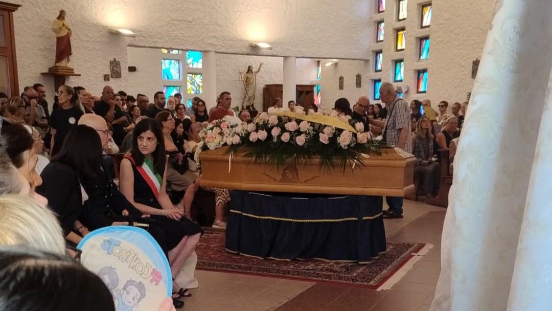 Solanas si ferma per Michela Rubiu: centinaia di persone per l’ultimo saluto