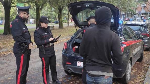Ordini di droga su Instagram e consegna in auto: due arresti tra via Melato e viale Olimpia
