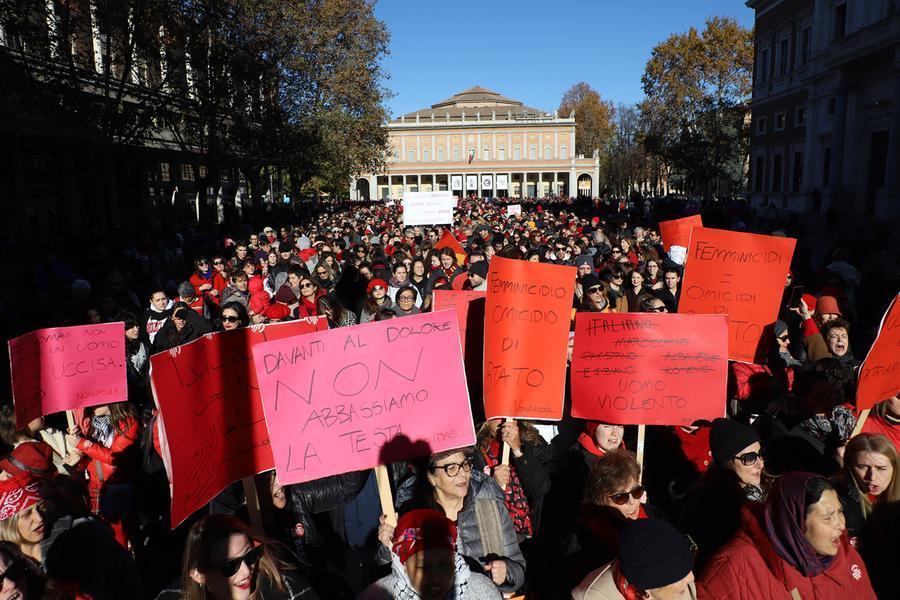 In Italia sei femminicidi in pochi giorni, la voce di Nondasola: «Oltre 8mila accolte a Reggio. La prevenzione parta dalle scuole»