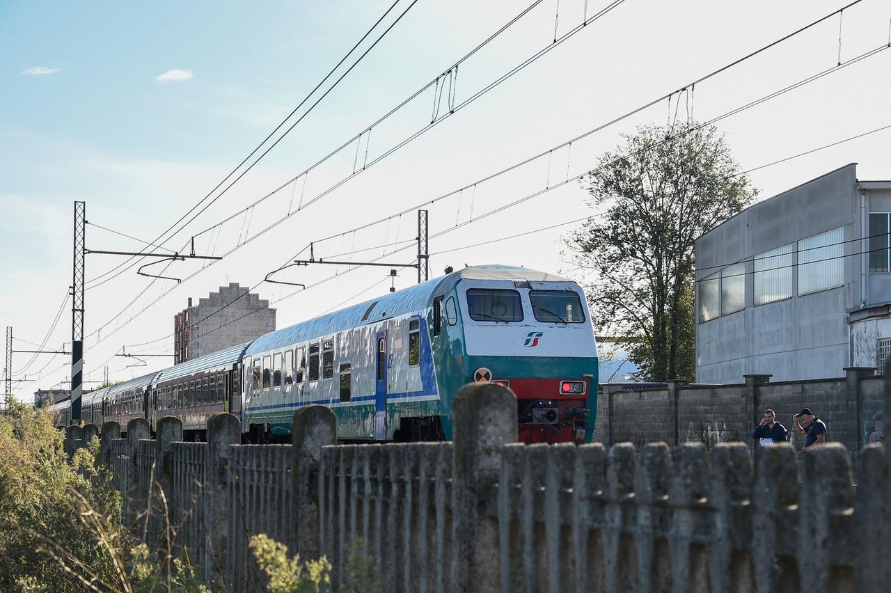 Va a fare una sorpresa al fidanzato ma viene travolta dal treno: muore a 17 anni