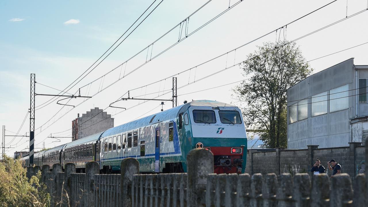 Va a fare una sorpresa al fidanzato ma viene travolta dal treno: muore a 17 anni