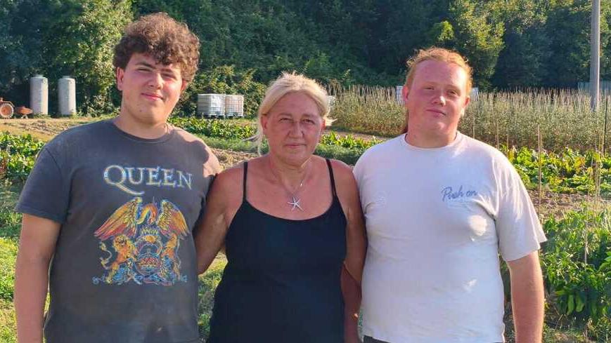 Duccio e Mattia Anichini con la mamma Elisabetta in uno dei campi dell'azienda