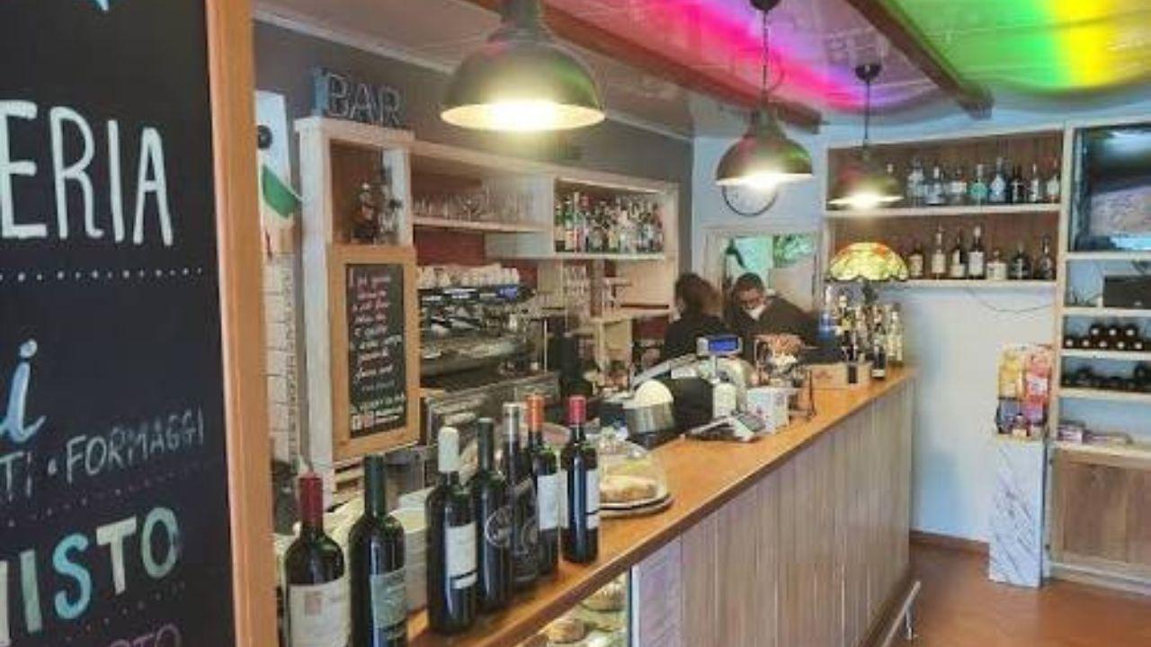 L'interno del bar Il Buco a Porto Santo Stefano