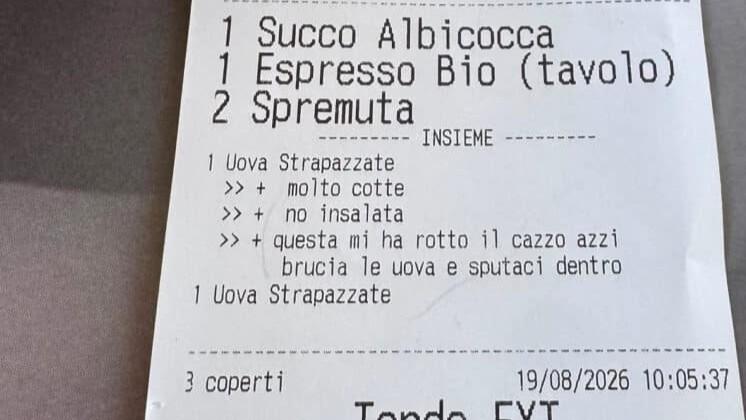 Ordina la colazione, sulla comanda compare la frase choc: «Brucia le uova e sputaci dentro»