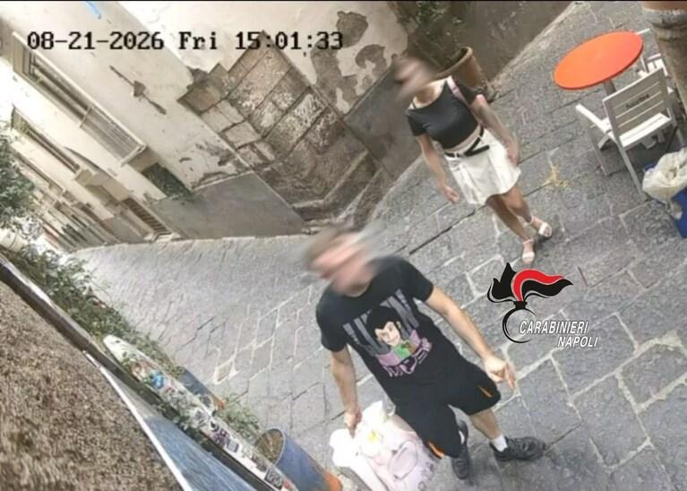 Ruba una e-bike con la maglietta di Lupin, poi fugge in treno con la complice: arrestati