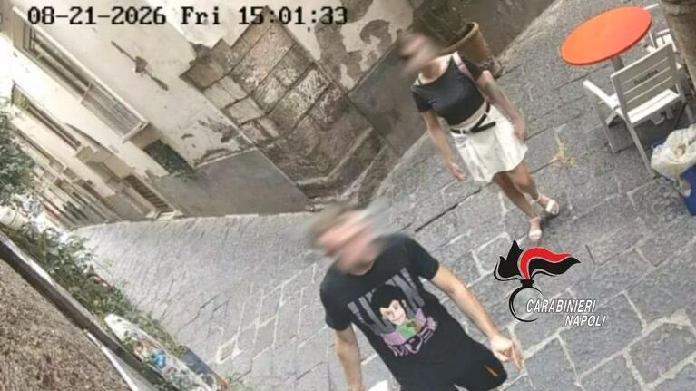 Ruba una e-bike con la maglietta di Lupin, poi fugge in treno con la complice: arrestati