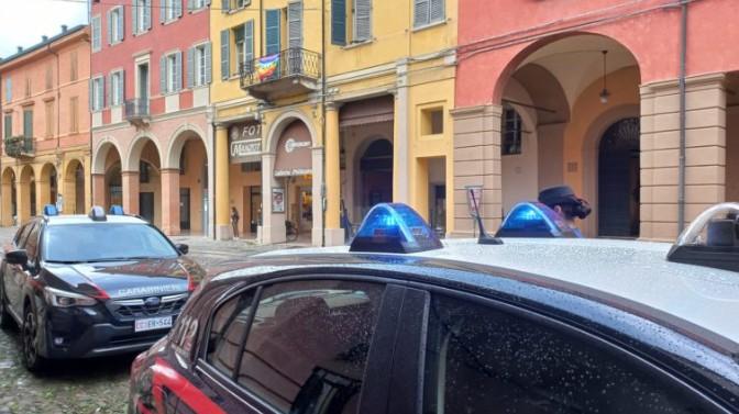 Il conoscente estrae un coltello e gli ordina di seguirlo: lui scappa in bici e resta ferito nello schianto contro un’auto