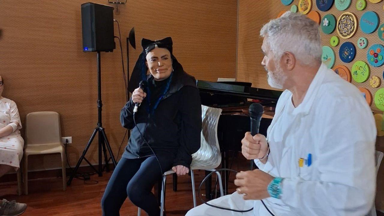 Loredana Bertè durante l'incontro cn i pazienti oncologici all'ospedale Apuane