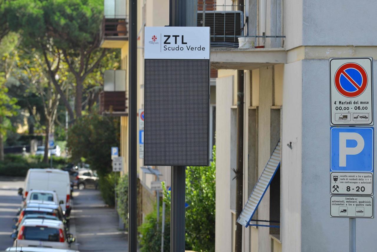 Scudo verde a Firenze, da dicembre la nuova stretta: la città sarà interdetta ad altri 11.600 veicoli (con deroghe)