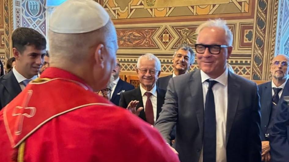 La stretta di mano tra Leone e Leonardis: «Questo Papa è potente, un privilegio incontrarlo»