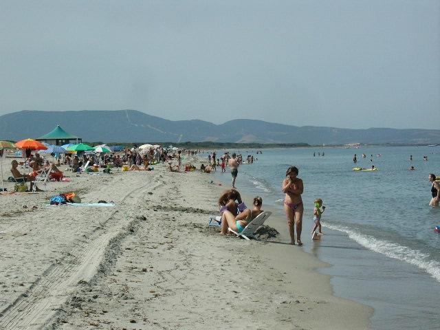Doppio salvataggio in spiaggia: un bagnante portato in salvo dal presidente del consiglio comunale