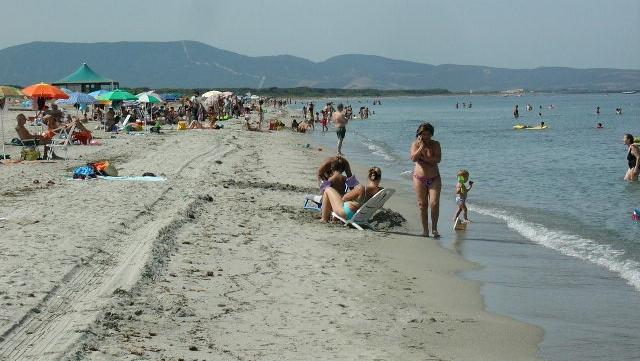Vite a rischio in mare: bagnante portato in salvo dal presidente del consiglio comunale