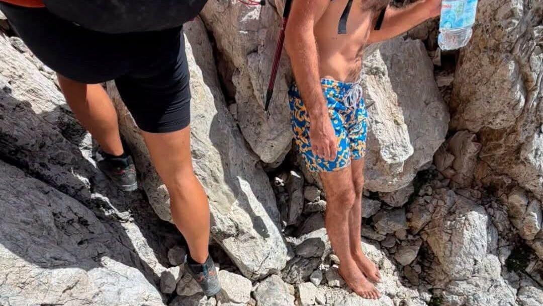 In cima al Gran Sasso con infradito e costume da bagno: la folle scalata che sfida la montagna