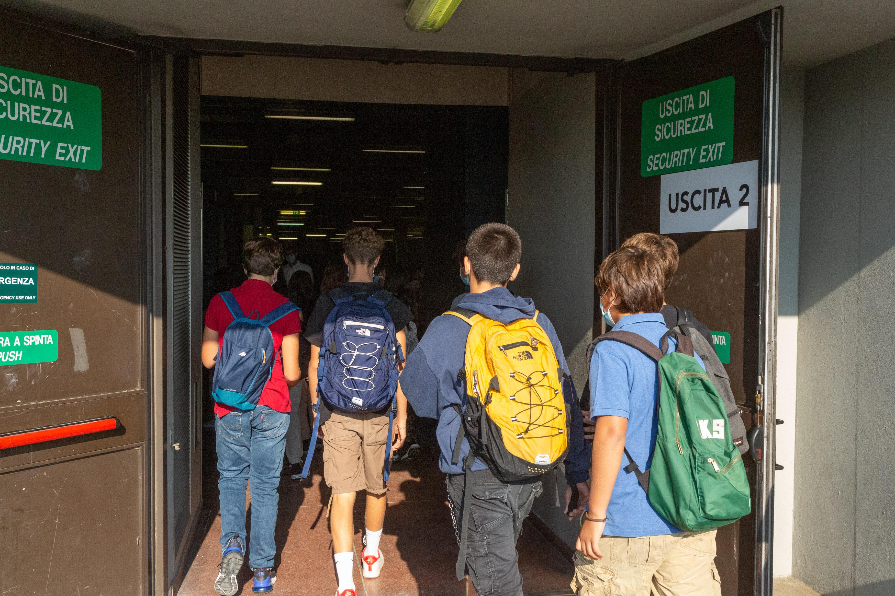 Ragazzi mentre entrano a scuola