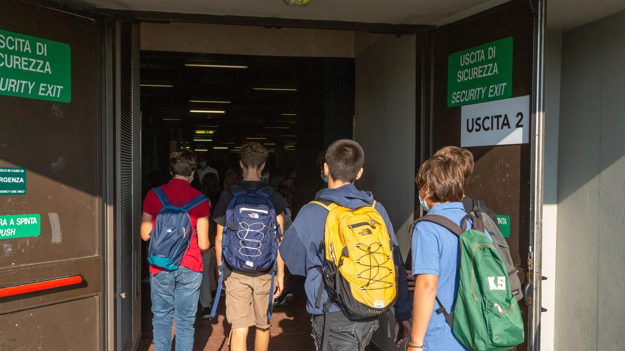 Ragazzi mentre entrano a scuola