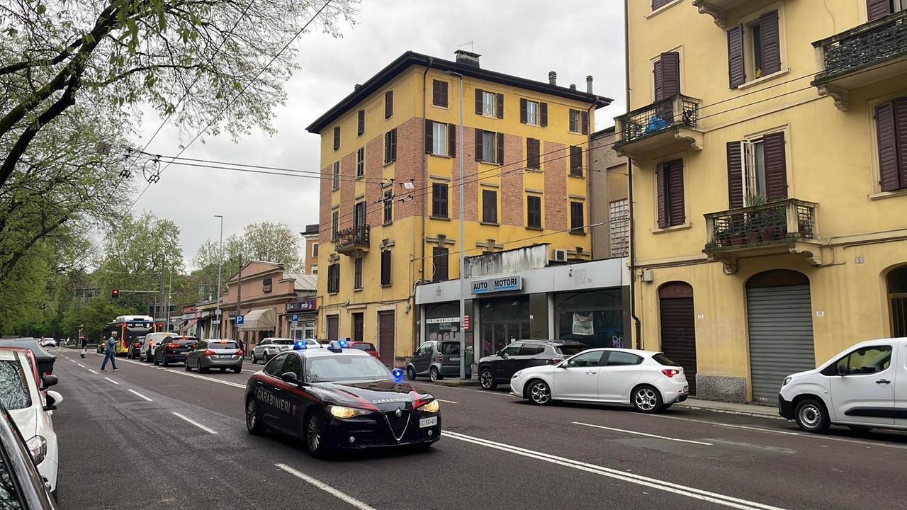 Minaccia e rapina i genitori anziani da anni: arrestata donna di 52 anni