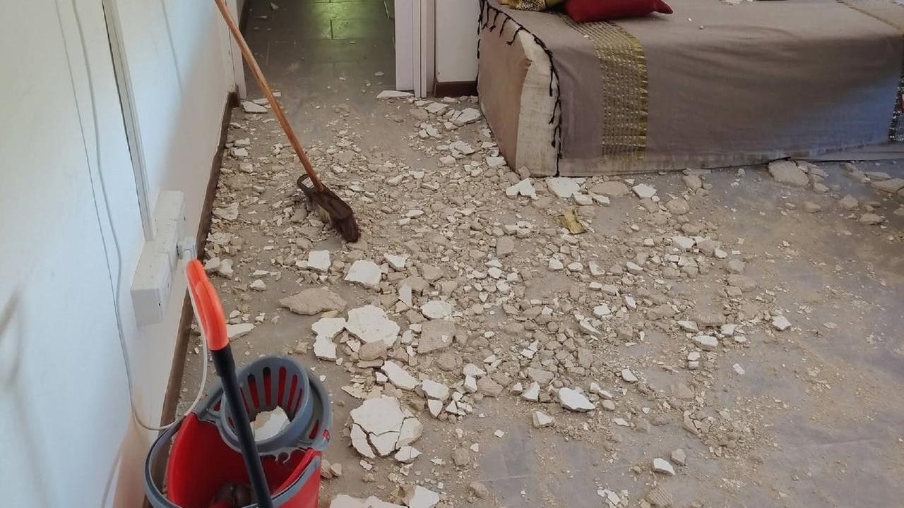 Il solaio crollato di una casa popolare