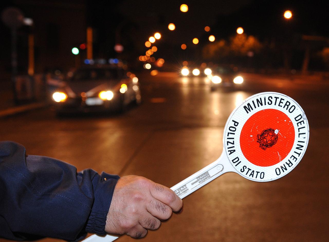 CODICE STRADA: CONTROLLI POLIZIA A ROMA
20080513 - ROMA -CLJ - CODICE STRADA: CONTROLLI POLIZIA A ROMA- Un momento dei controlli effettuati questa notte sul lungotevere a Roma da parte degli uomini della Polizia squadra volanti. CLAUDIO PERI/ANSA/PAT