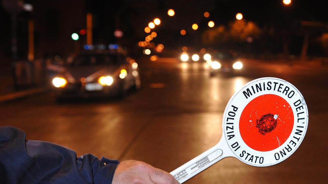 CODICE STRADA: CONTROLLI POLIZIA A ROMA
20080513 - ROMA -CLJ - CODICE STRADA: CONTROLLI POLIZIA A ROMA- Un momento dei controlli effettuati questa notte sul lungotevere a Roma da parte degli uomini della Polizia squadra volanti. CLAUDIO PERI/ANSA/PAT