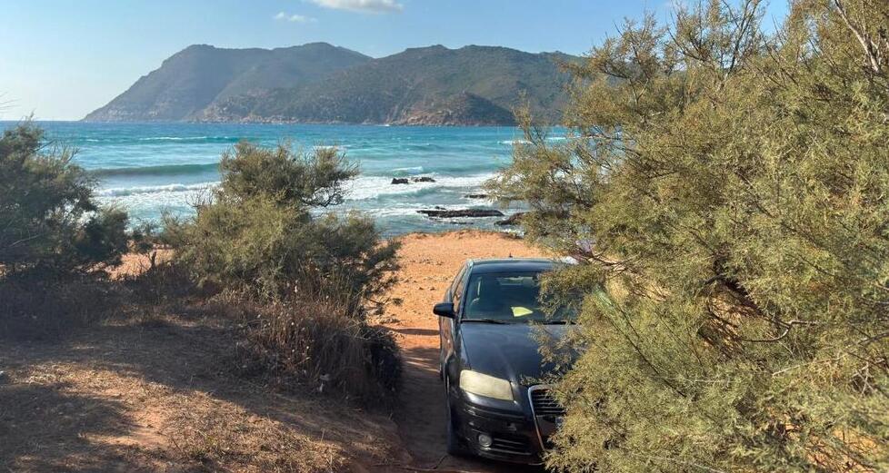 Estate cafona a Porto Ferro, parcheggiano auto e moto direttamente in spiaggia