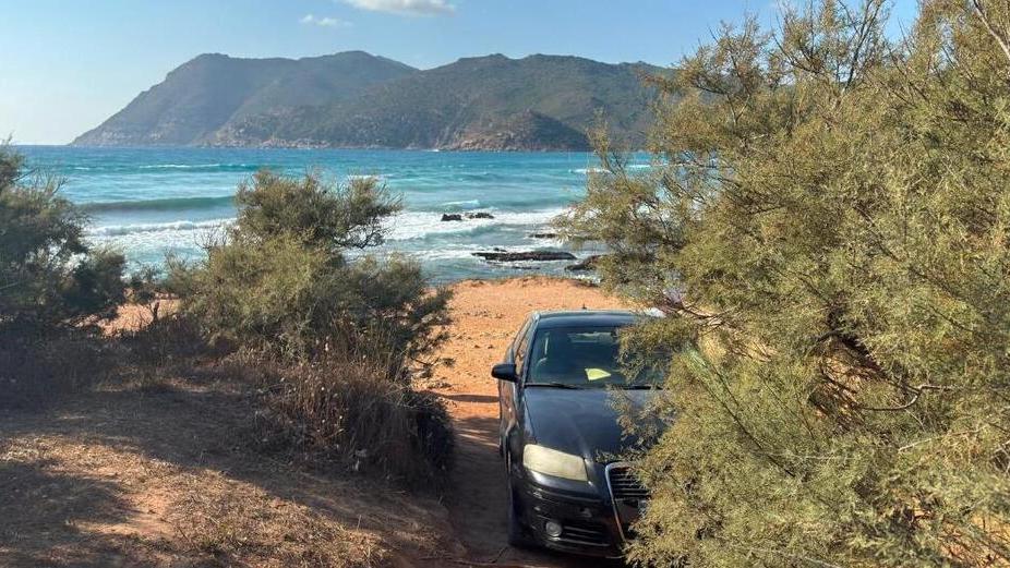 Estate cafona a Porto Ferro, parcheggiano auto e moto direttamente in spiaggia