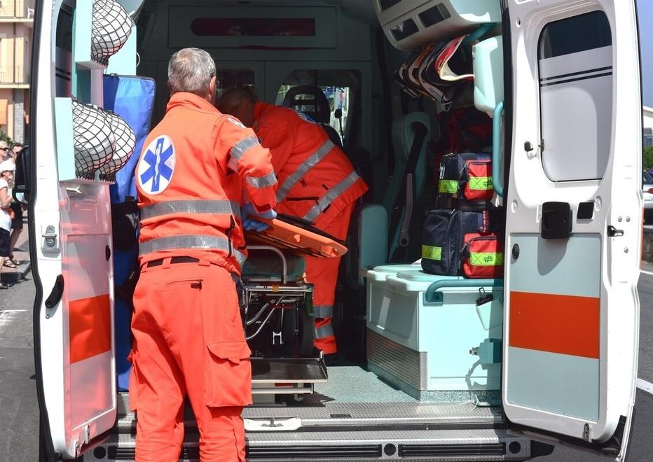 Due donne investite sulle strisce: una 76enne in terapia intensiva