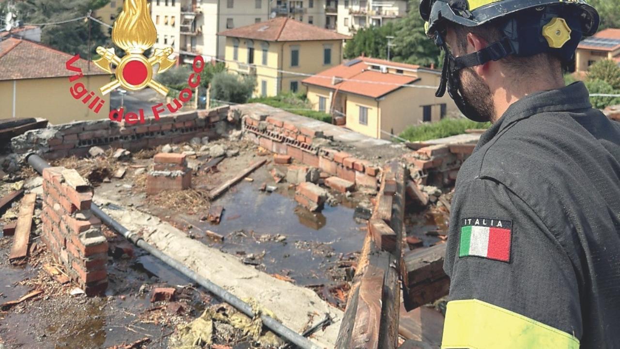Maltempo in Toscana, otto famiglie evacuate per lo scoperchiamento del tetto: «Tempesta mai vista prima»