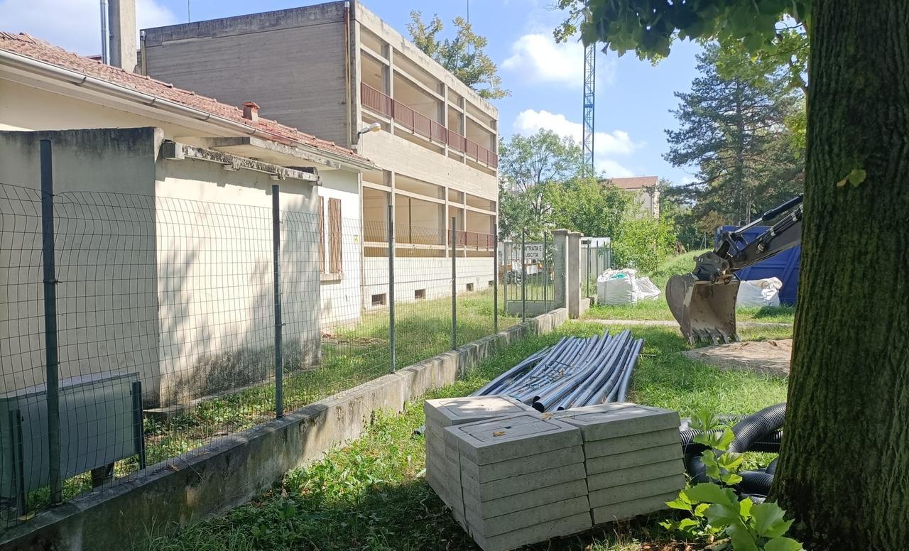 Ferrara, corsa contro il tempo per il Pnrr: alla Manzoni si inizia a demolire