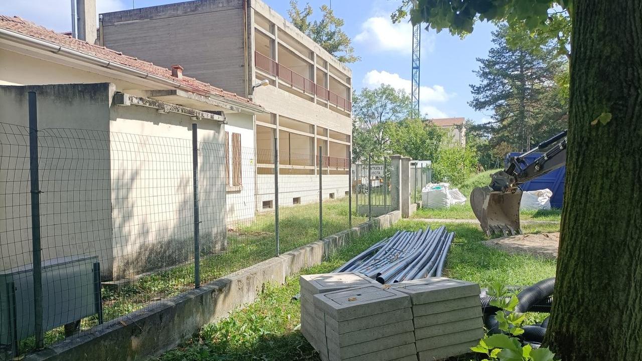 Ferrara, corsa contro il tempo per il Pnrr: alla Manzoni si inizia a demolire