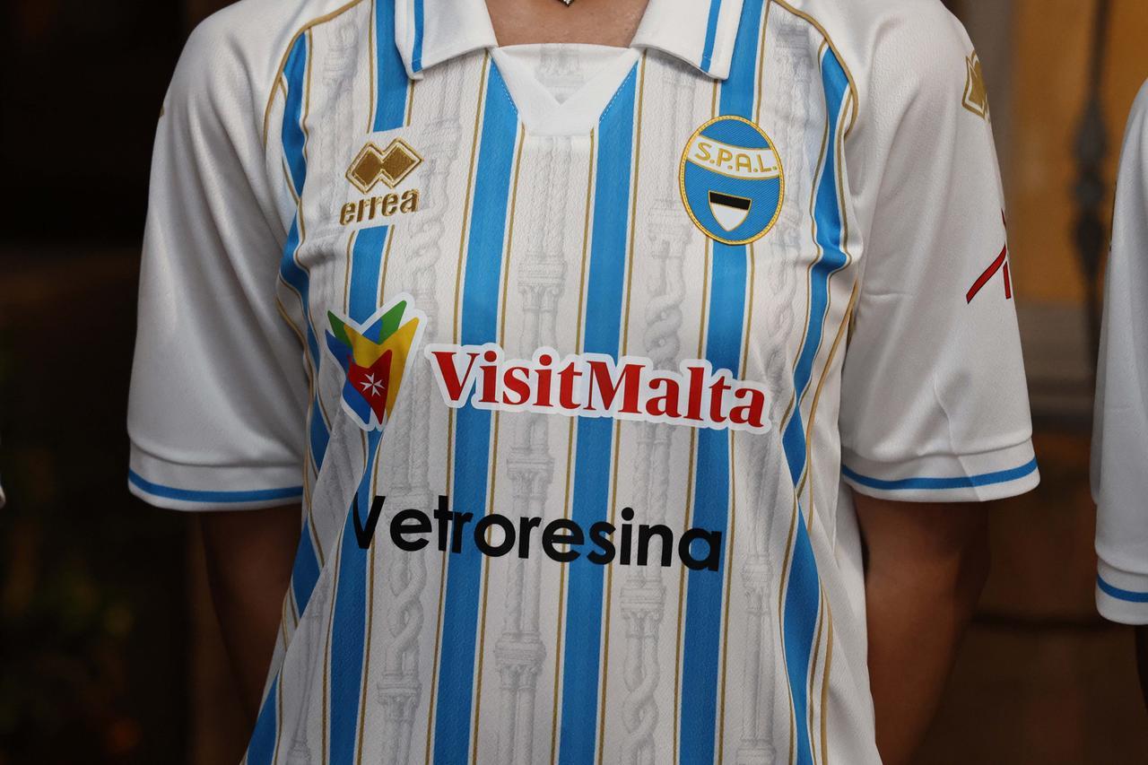 Spal, la nuova maglia divide ma gli abbonamenti uniscono