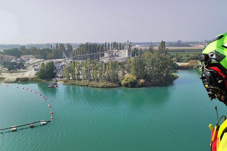 Elicottero precipitato nel lago a Bondeno: «Pilota forse disorientato»