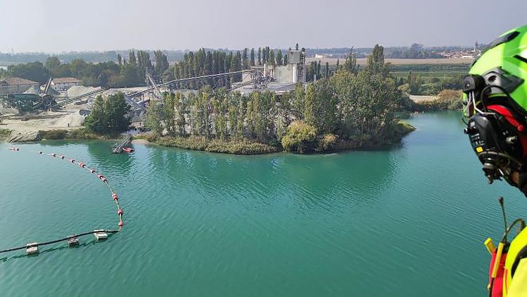 Elicottero precipitato nel lago a Bondeno: «Pilota forse disorientato»
