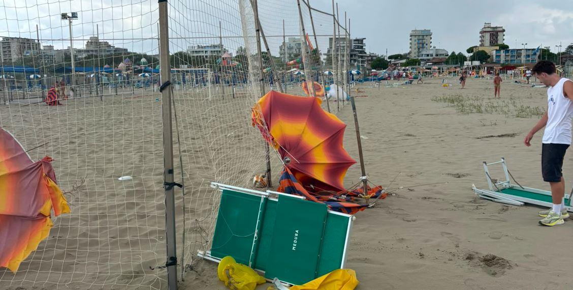 Tromba d’aria a Lido Estensi: ferita una bagnante, danni agli stabilimenti