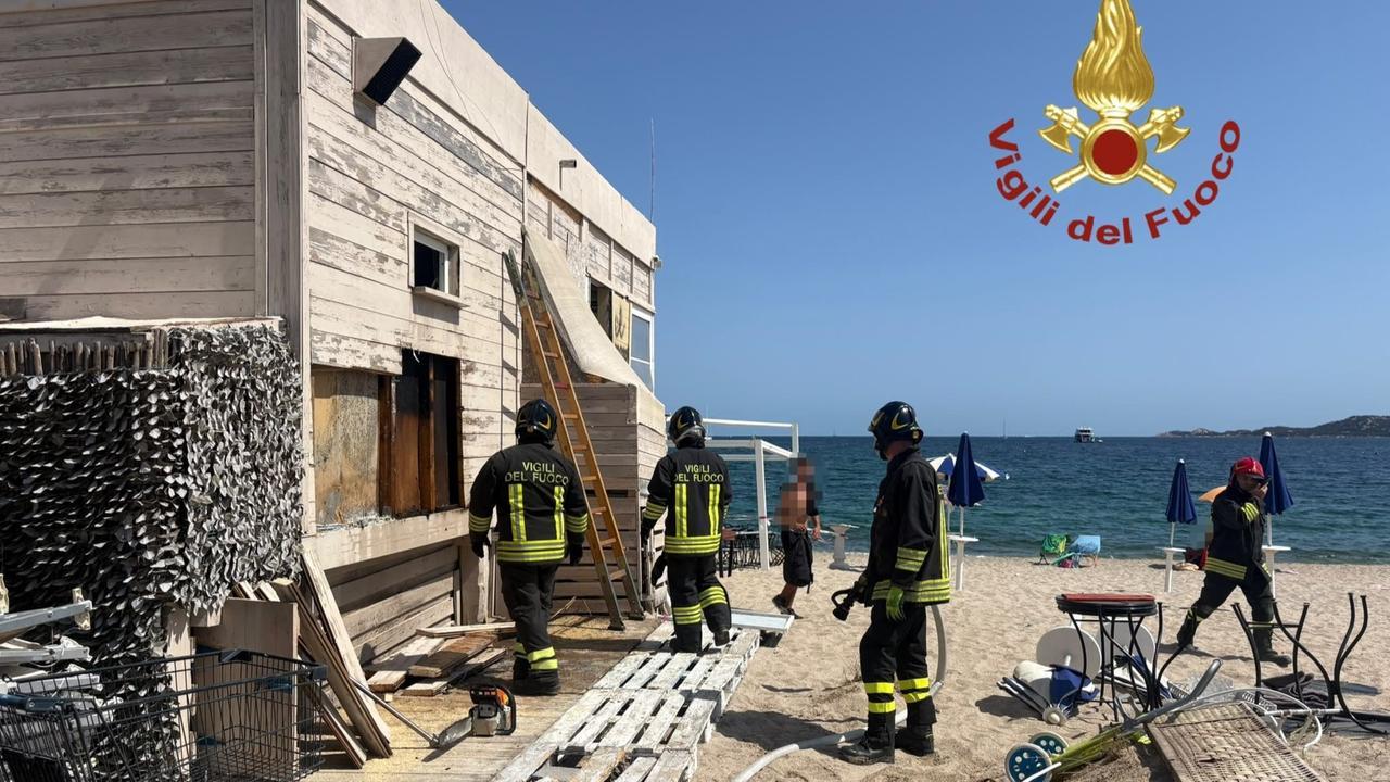 Olbia, paura nella spiaggia delle Saline: in fiamme un chiosco bar