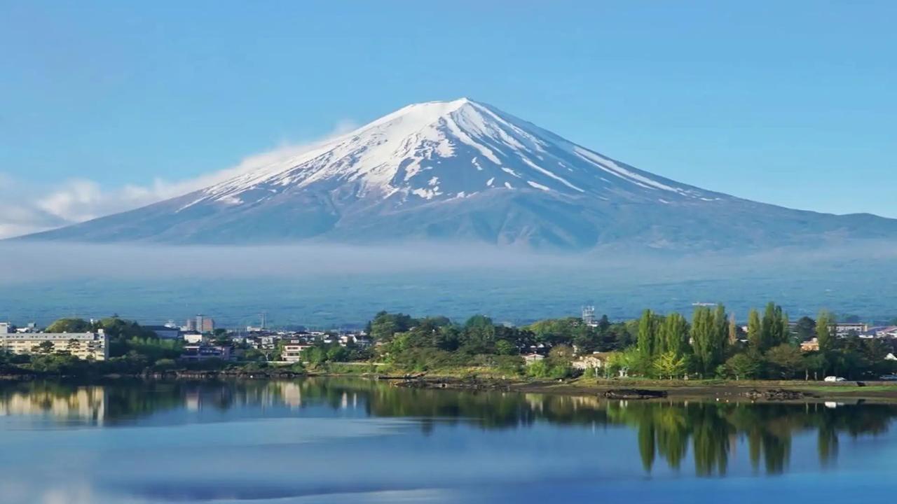 Il figlio di 7 anni è troppo stanco per continuare: il padre lo lascia solo e prosegue la scalata del Monte Fuji