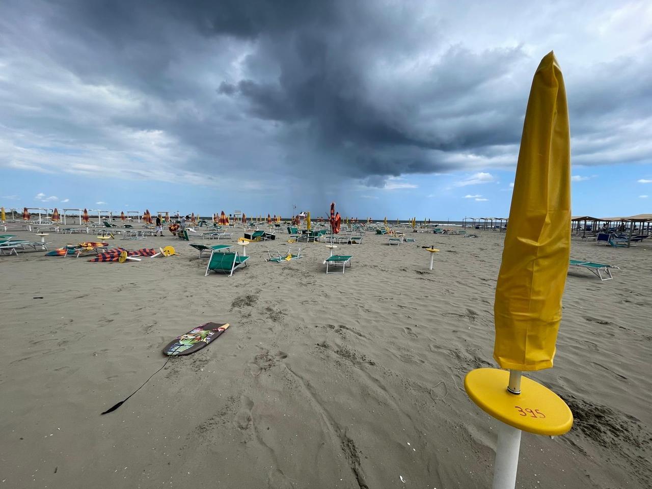 Tromba d’aria a Lido Estensi: ferita una bagnante, danni agli stabilimenti