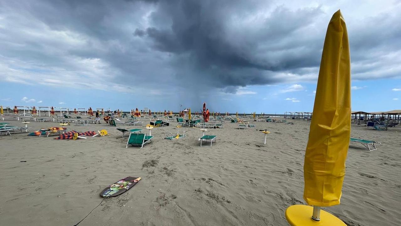 Tromba d’aria a Lido Estensi: ferita una bagnante, danni agli stabilimenti