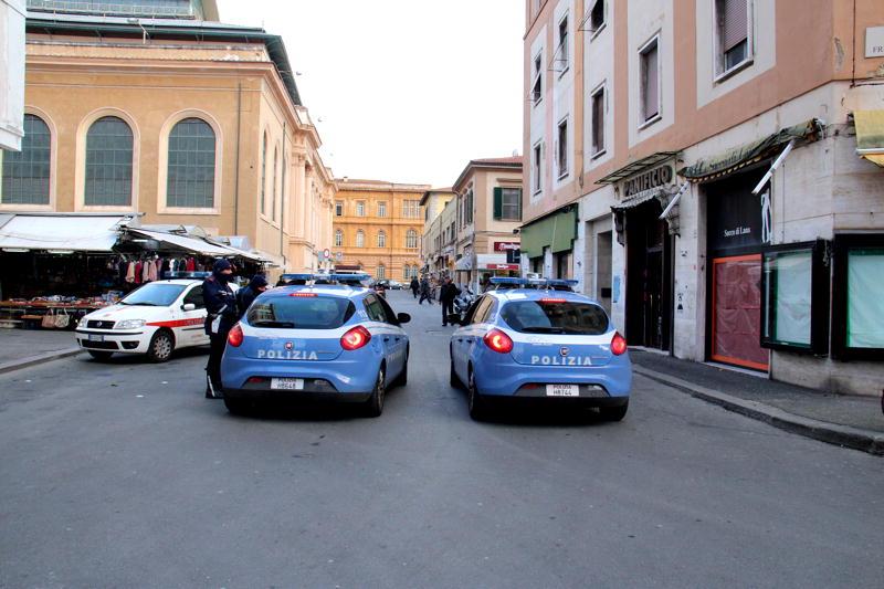 Livorno, sputa ai poliziotti: arrestato in piazza Cavallotti