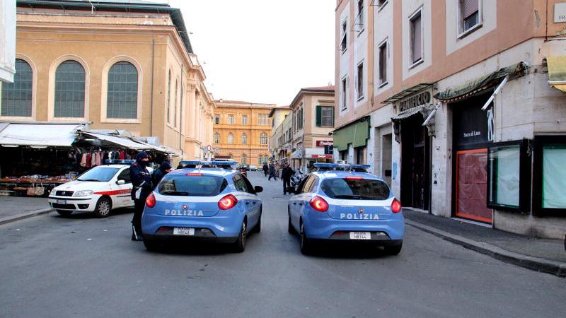Livorno, sputa ai poliziotti: arrestato in piazza Cavallotti