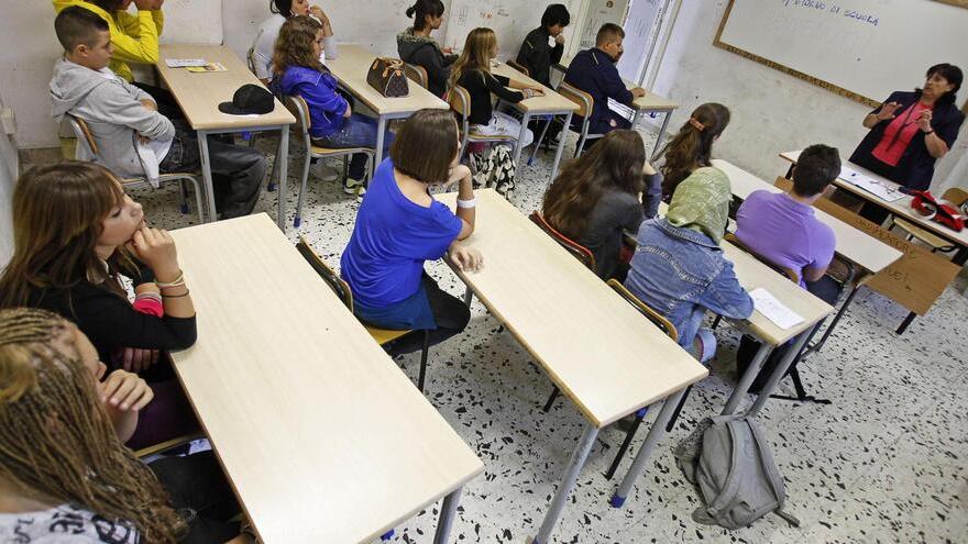 Ragazzi in classe durante una lezione (foto d'archivio)