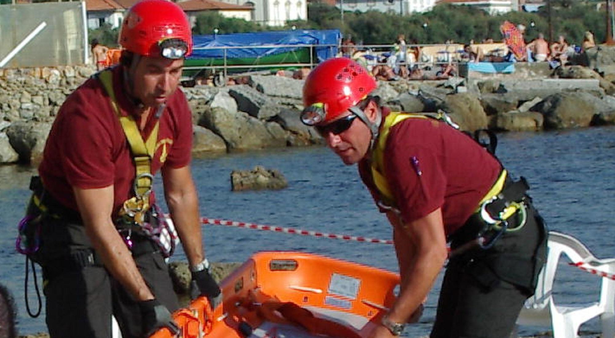 Un soccorso dei vigili del fuoco in spiaggia (foto d'archivio)