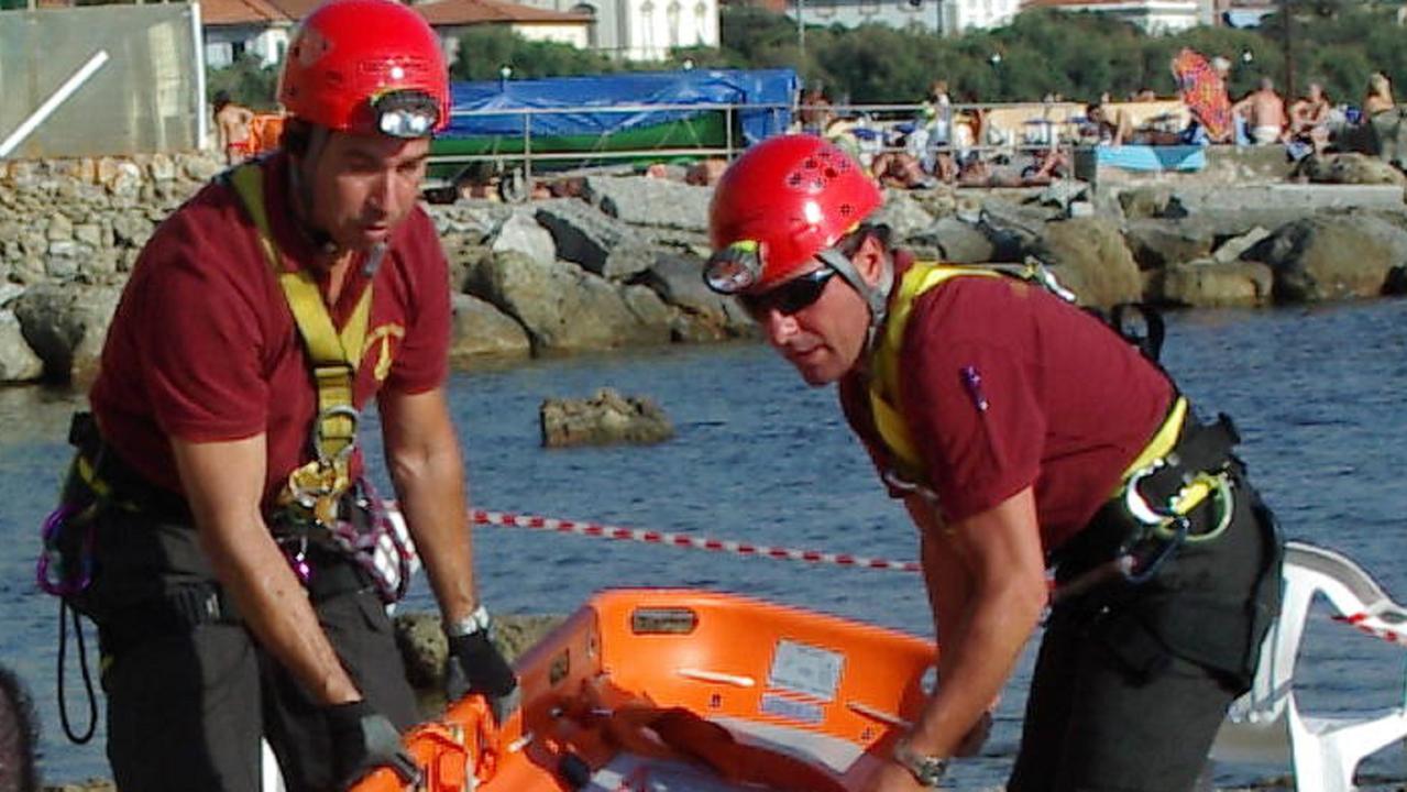 Un soccorso dei vigili del fuoco in spiaggia (foto d'archivio)