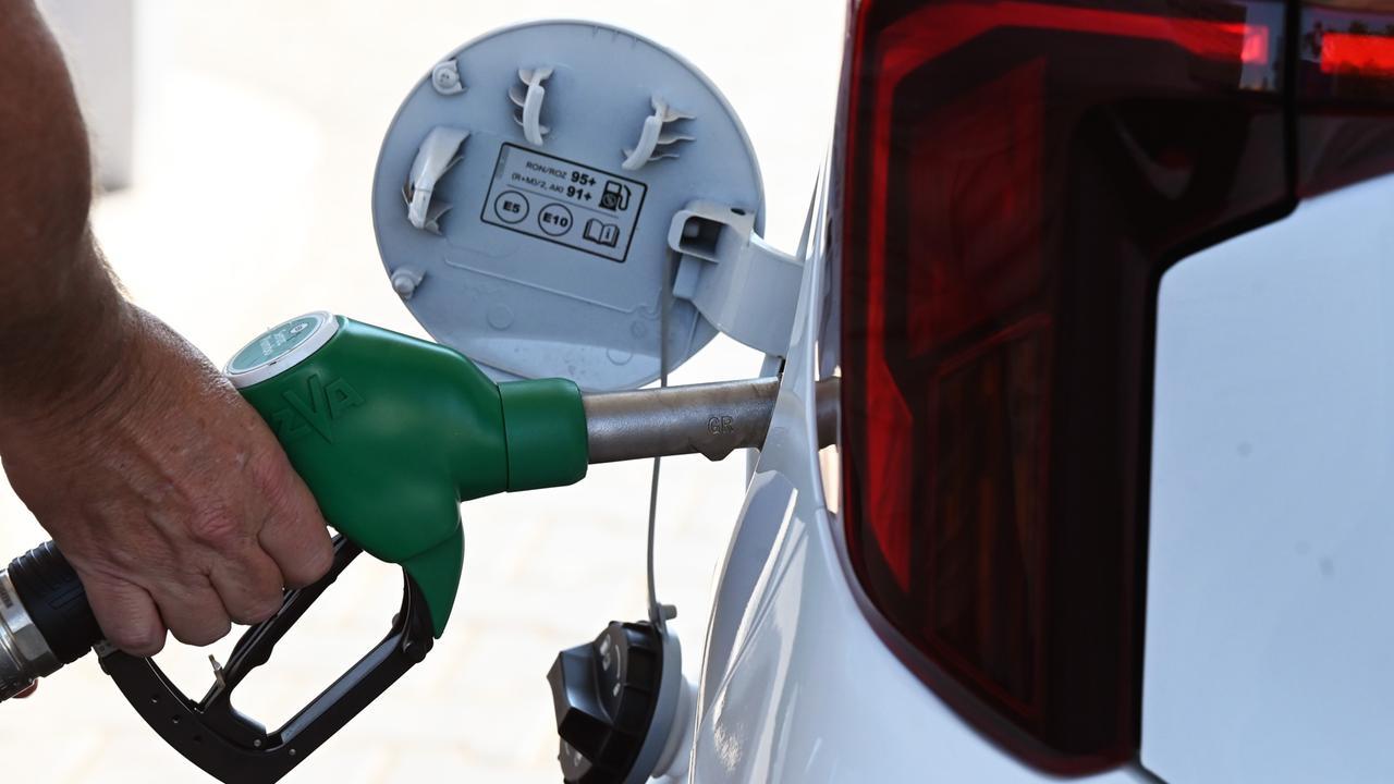 Caro carburanti, in arrivo la vera stangata: ecco chi ci guadagna davvero dagli aumenti